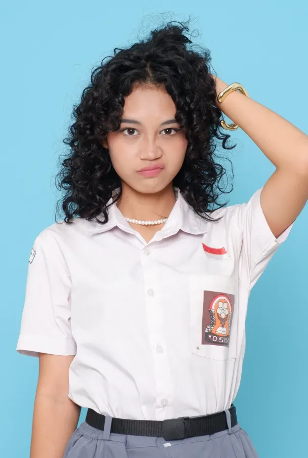Contoh foto dengan latar biru muda di studio SnapHeaven Bekasi